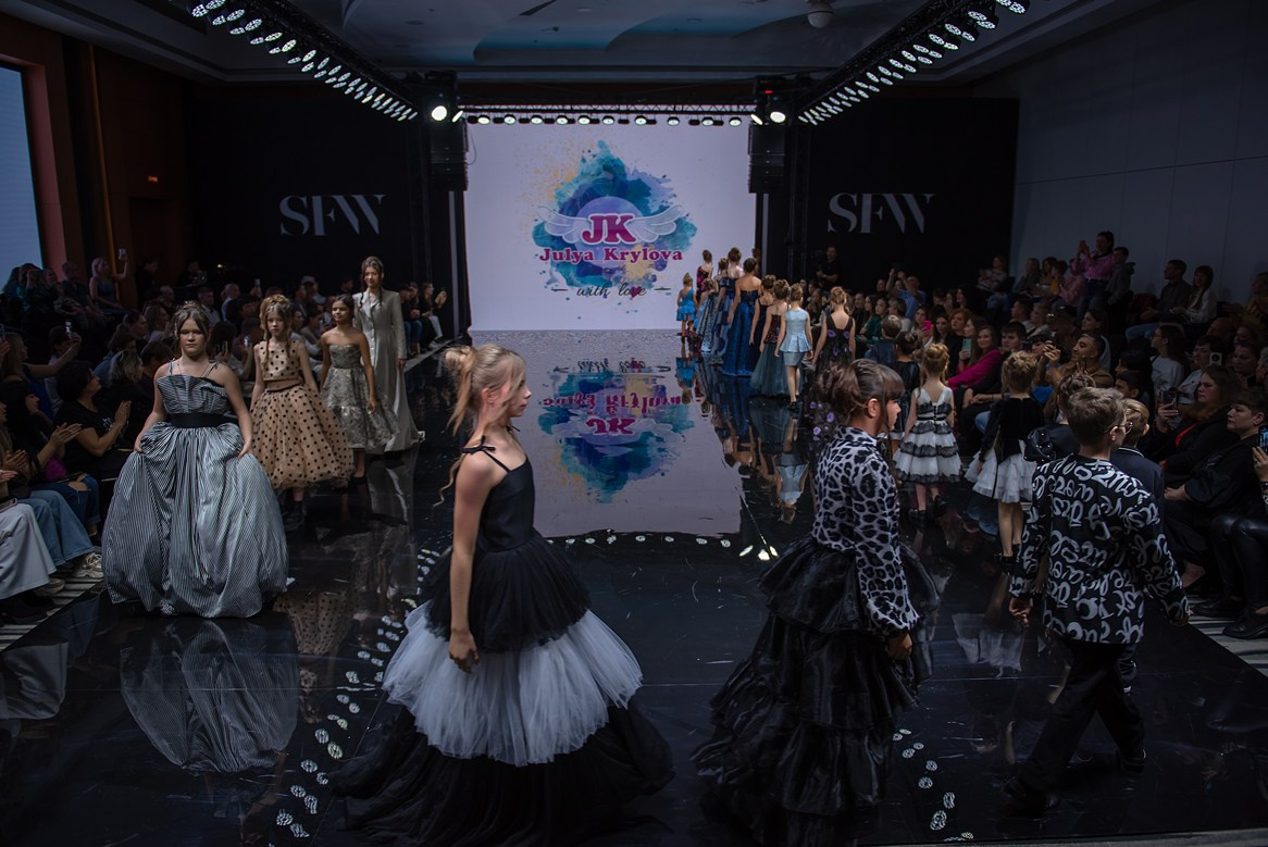 SochiFashionWeek2024 дизайнер Юлия Крылова. Семейный и коммерческий фотограф в Сочи Александр Бодунов