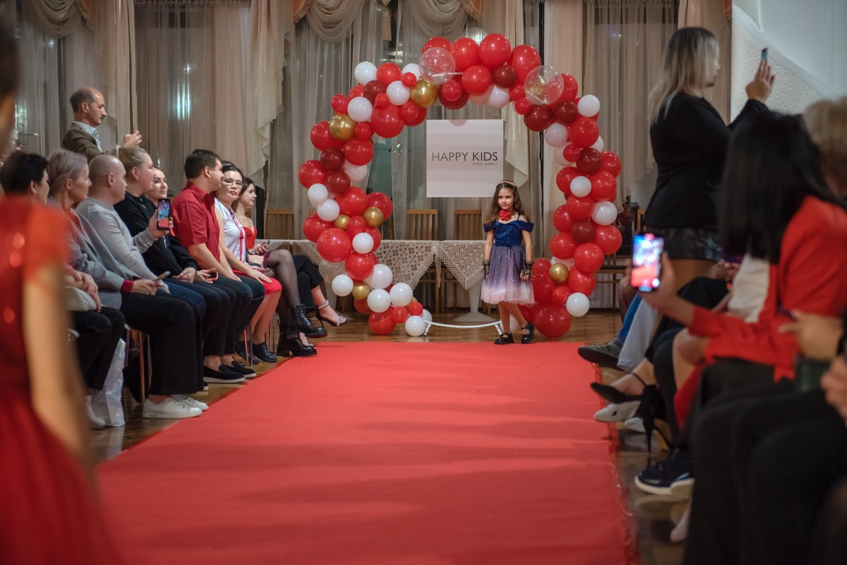 Выпускной в детской школе моделей HAPPYkids 2024. Семейный и коммерческий фотограф в Сочи Александр Бодунов