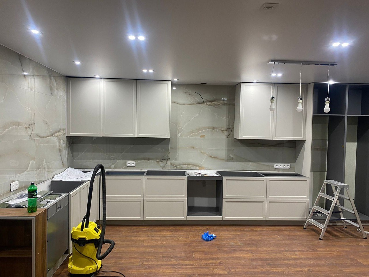 Фото с монтажа |Мебель на заказа: кухни, шкафы и т.д. в Томске. ГУДРУМ — Мебель на заказ в Томске | Кухни | Шкафы | Стулья и Столы