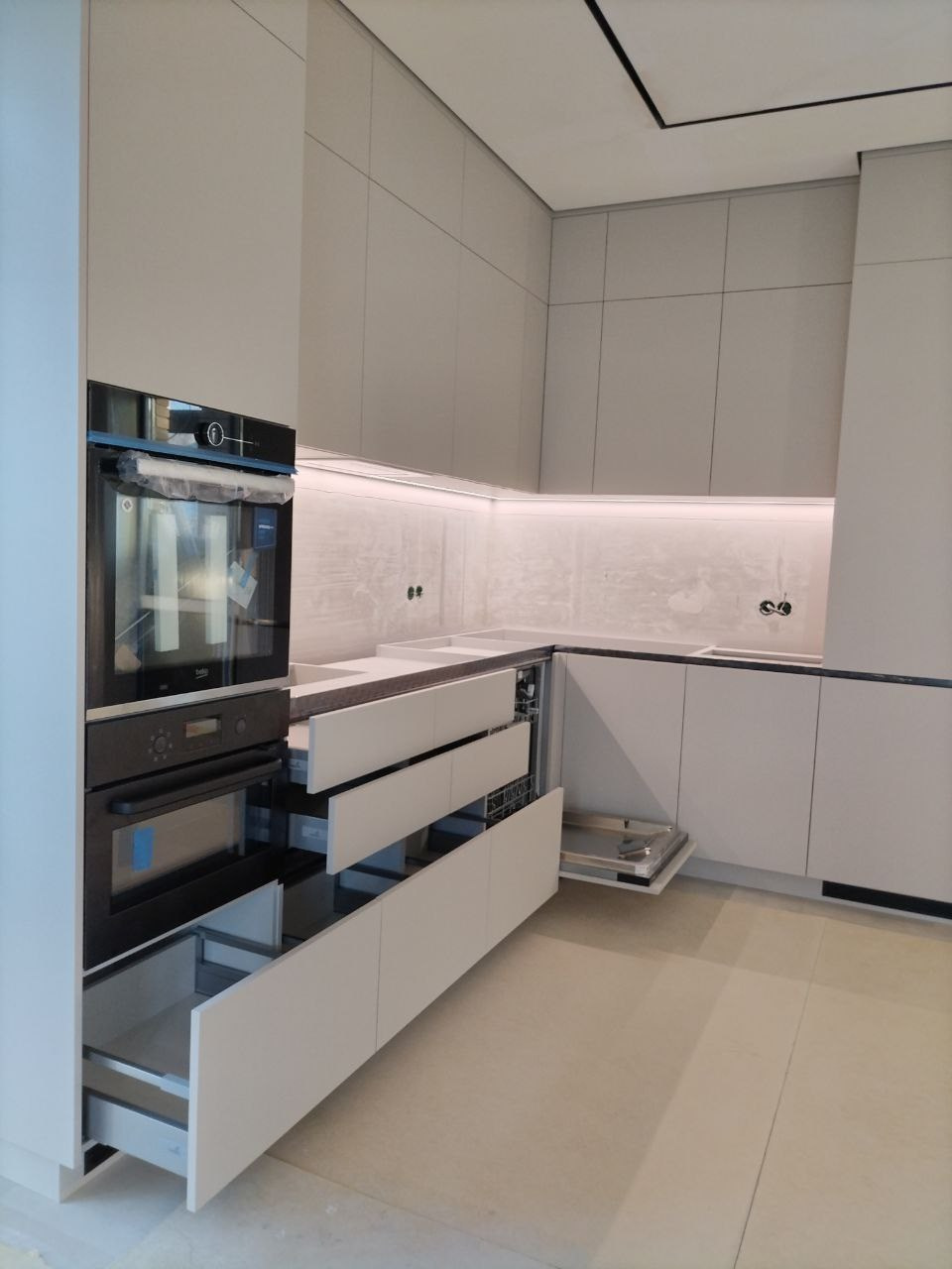 Фото с монтажа |Мебель на заказа: кухни, шкафы и т.д. в Томске. ГУДРУМ — Мебель на заказ в Томске | Кухни | Шкафы | Стулья и Столы