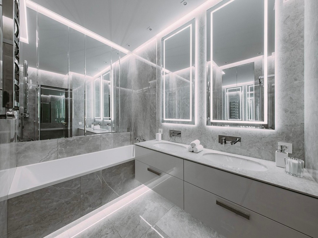 Светлая ванная комната с двойной раковиной и зеркалами с подсветкой | Валерия Котович