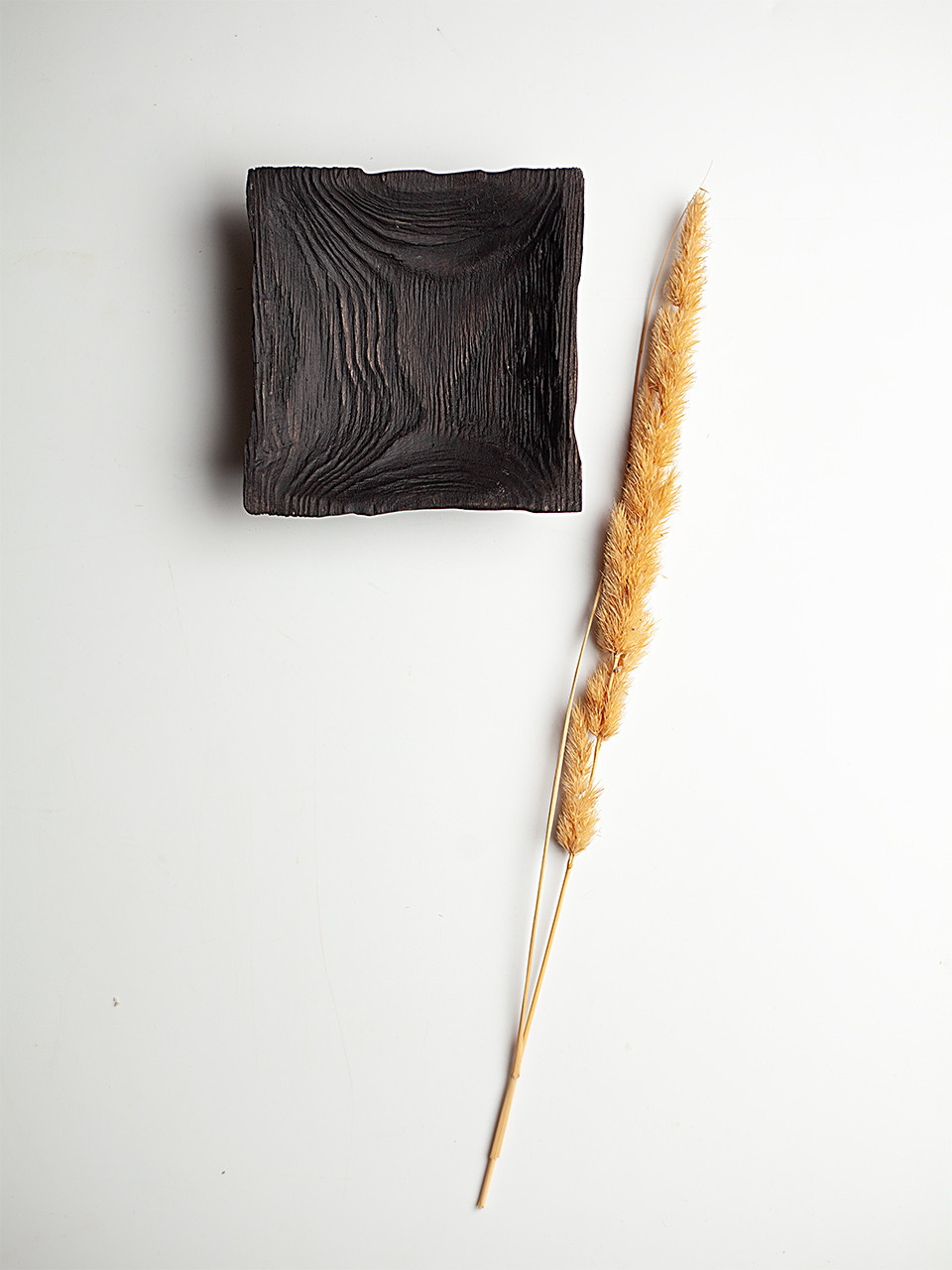 Деревянное блюдце из массива вишни для фуд фотографии