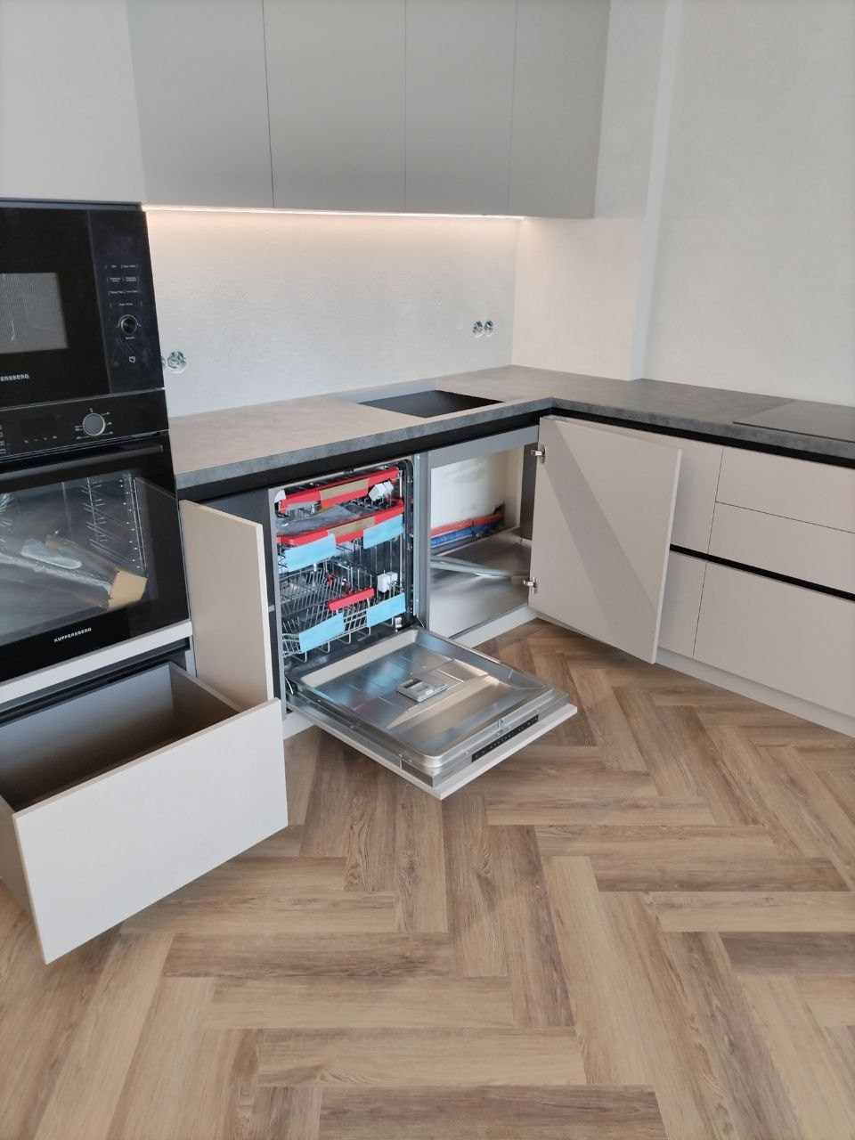 Фото с монтажа |Мебель на заказа: кухни, шкафы и т.д. в Томске. ГУДРУМ — Мебель на заказ в Томске | Кухни | Шкафы | Стулья и Столы