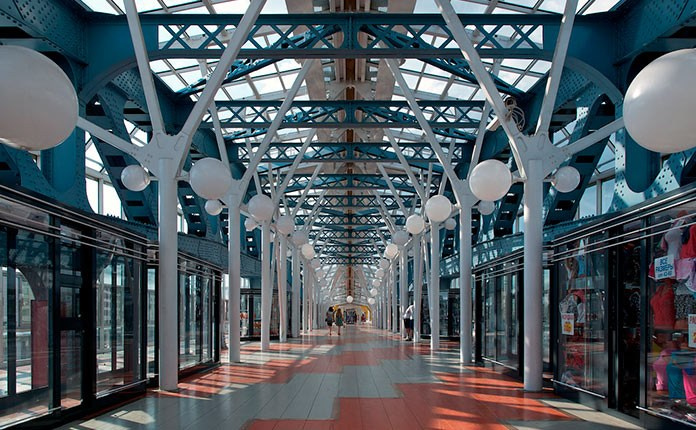 Съёмка на мосту в Москве — симметрия конструкций и перспектива уходящей реки