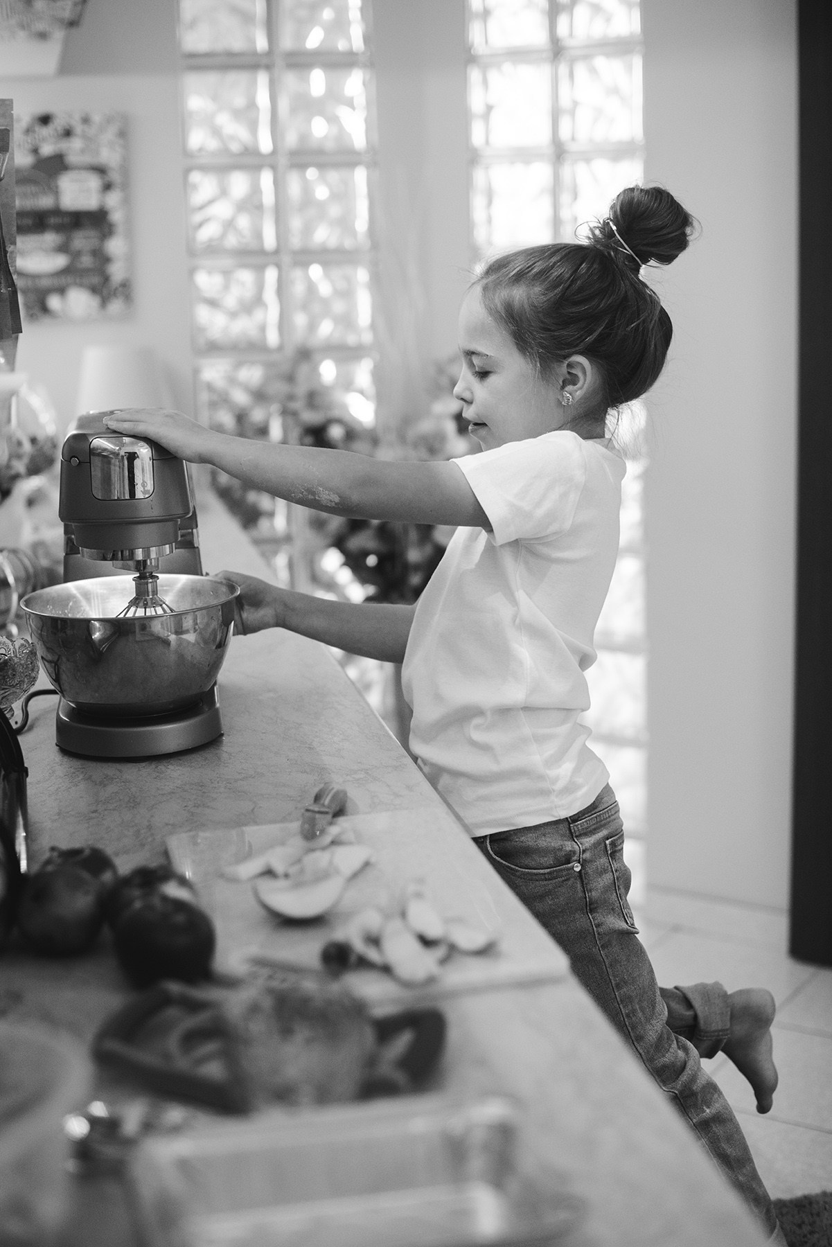 Family photo shoot at home , mom and daughter cooking,  Photographer Elena Carruthers, Scotland