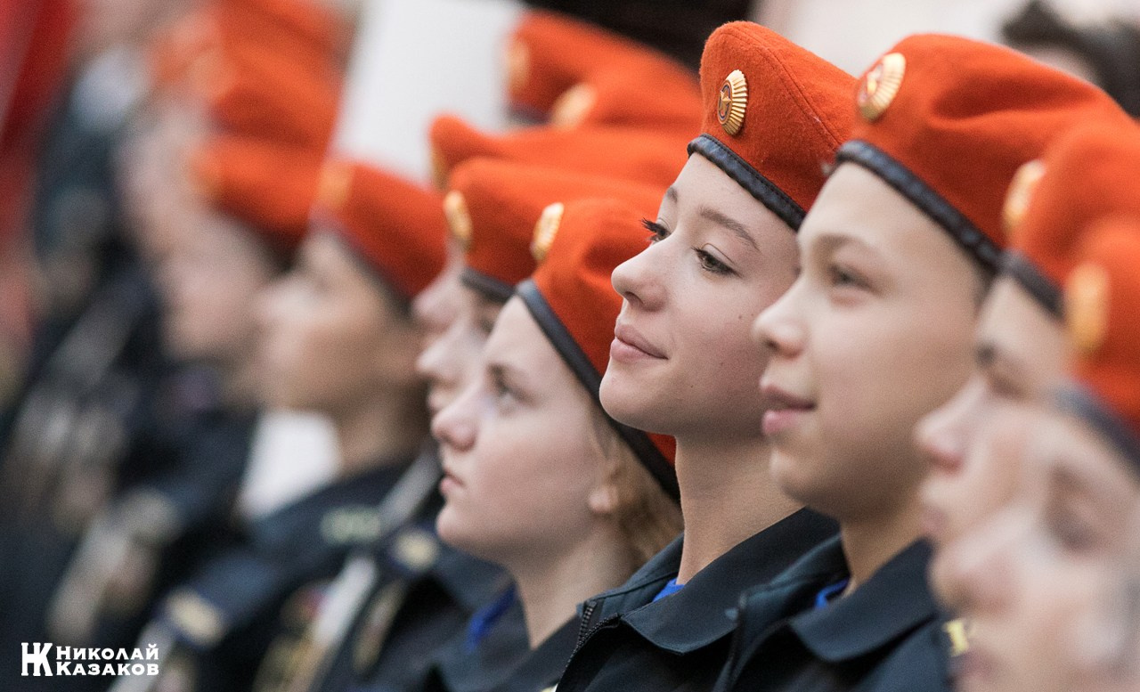 Портрет девушки , воспитаницы кадетского класса МЧС во время торжественного посвящения в кадеты в Атриуме Петропавловской крепости 