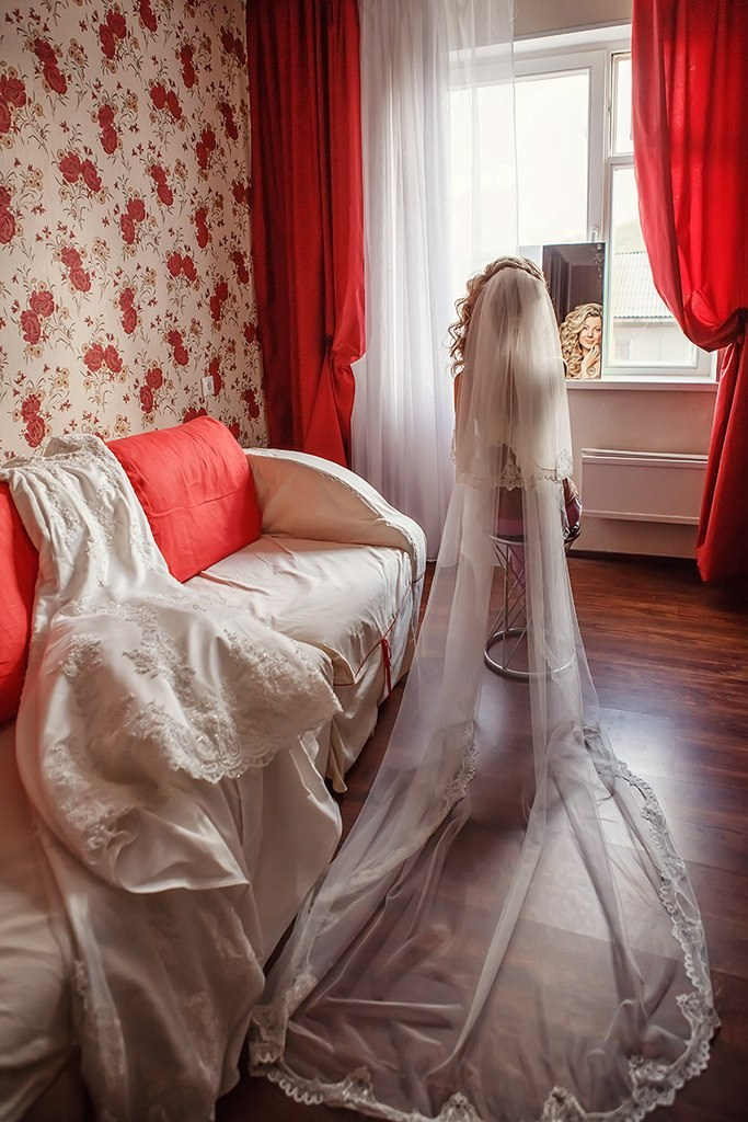 Свадебная фотосессия в Красноярске лучший фотограф свадьба Красноярск невеста свадебное платье жених визажист причёска макияж идея места образ пример красивая фото позы для свадебной фотосессии фотография декор агентство организация цены описание услуги ведущий тамада заказать забронировать стилист 