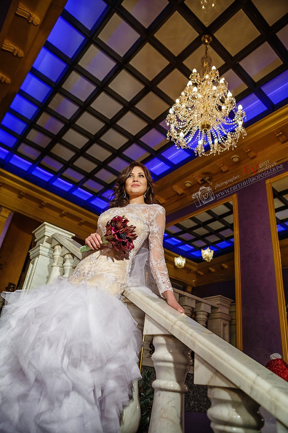 Свадебная фотосессия в Красноярске лучший фотограф свадьба Красноярск невеста свадебное платье жених визажист причёска макияж идея места образ пример красивая фото позы для свадебной фотосессии фотография декор агентство организация цены описание услуги ведущий тамада заказать забронировать стилист 