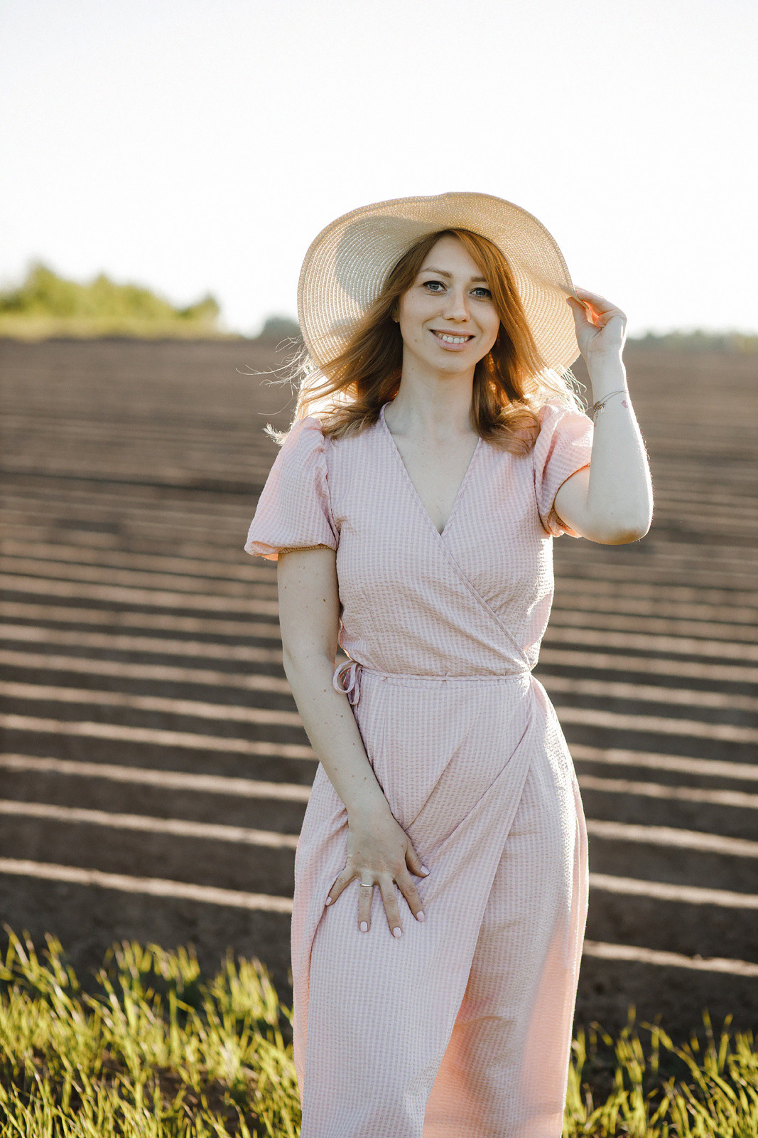 Юля и Ева сажают картошку. Артем Розанов фотограф в Иванове фотограф в Кинешме