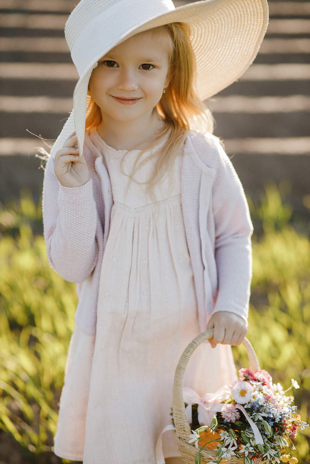 Юля и Ева сажают картошку. Артем Розанов фотограф в Иванове фотограф в Кинешме
