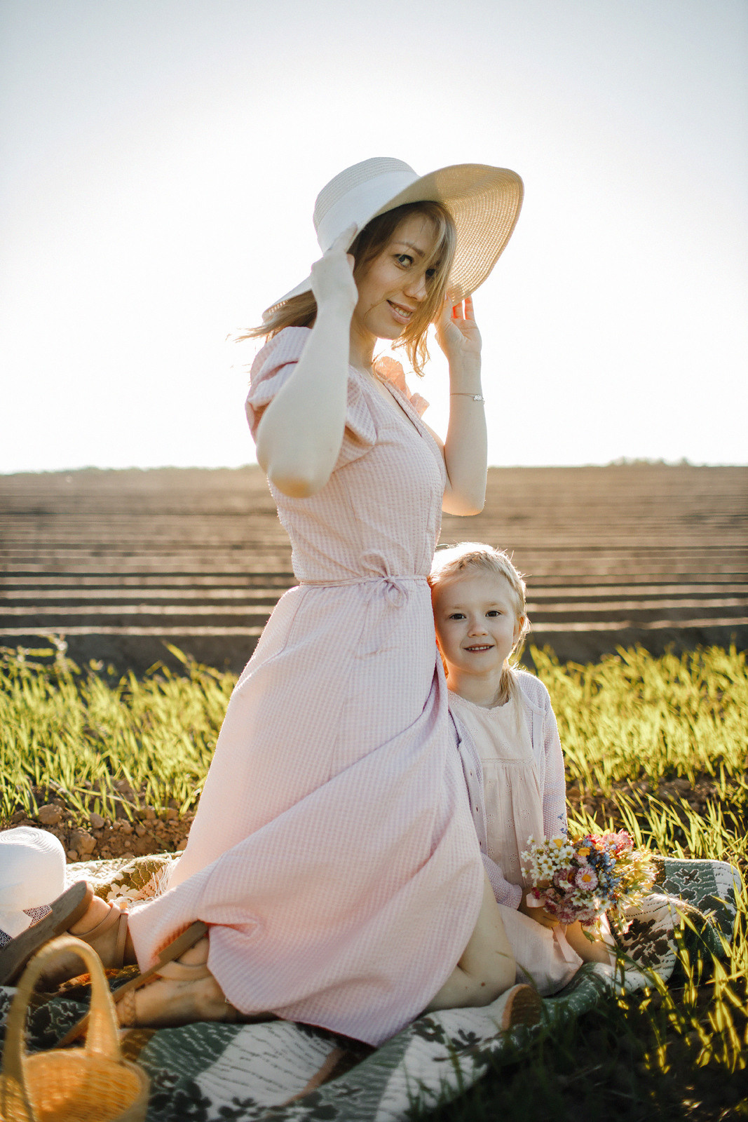 Юля и Ева сажают картошку. Артем Розанов фотограф в Иванове фотограф в Кинешме