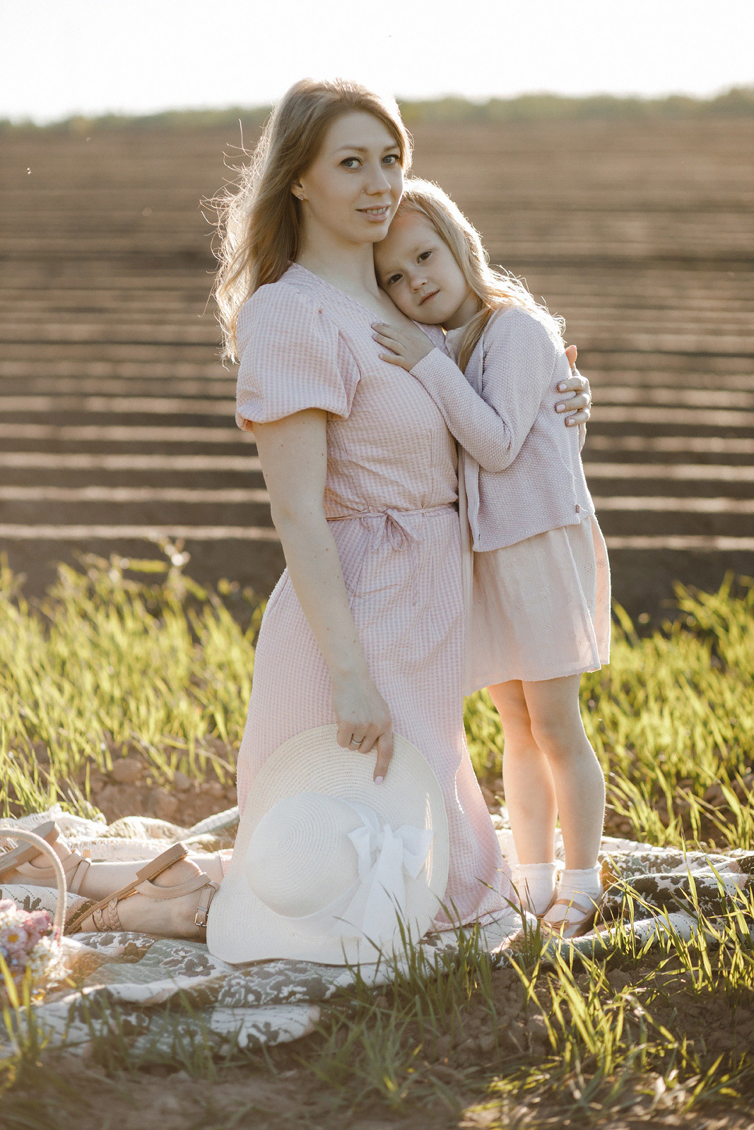 Юля и Ева сажают картошку. Артем Розанов фотограф в Иванове фотограф в Кинешме