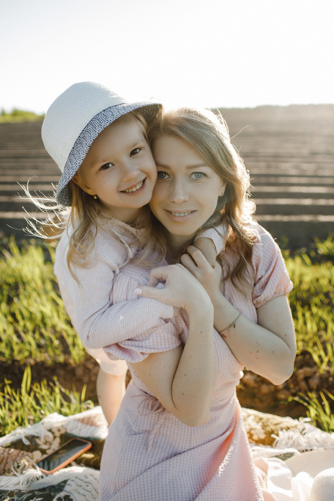 Юля и Ева сажают картошку. Артем Розанов фотограф в Иванове фотограф в Кинешме