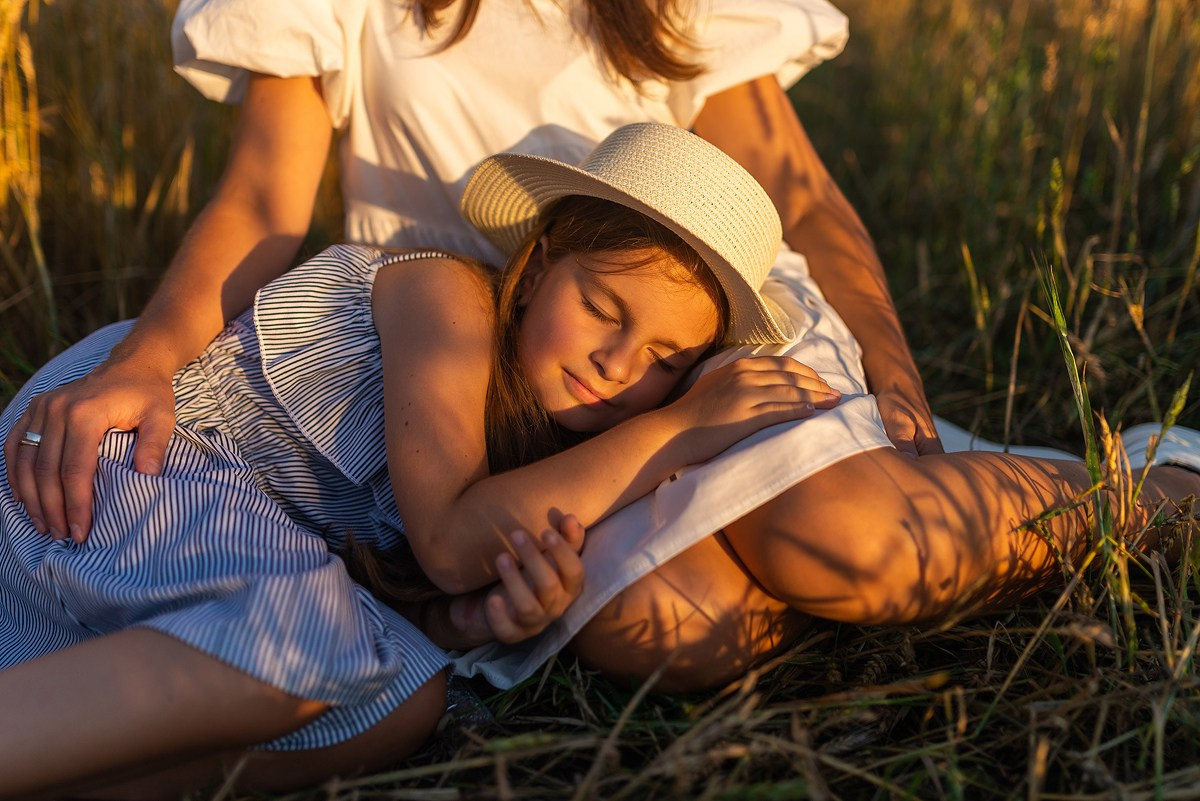 Поле, закат и наши улыбки. Фотограф Мария Ковкова