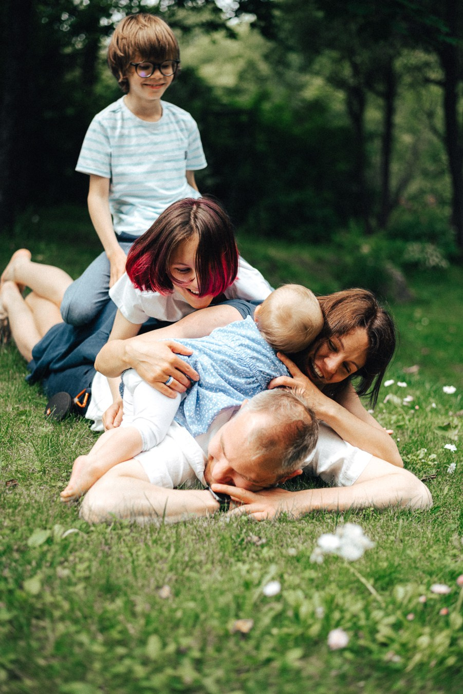 Коля, Ксюша, Саша, Андрей, Кира и бабушки | на даче