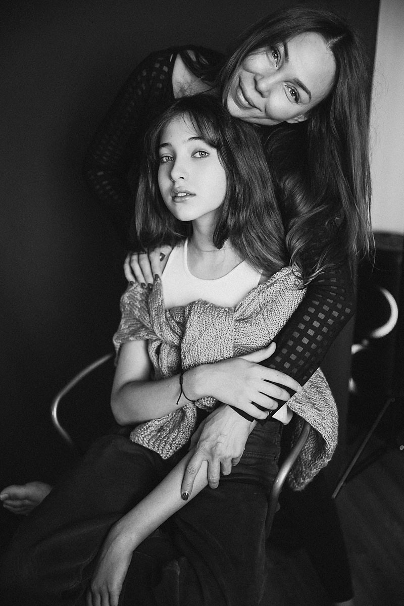 мама обнимает свою уже большую дочку