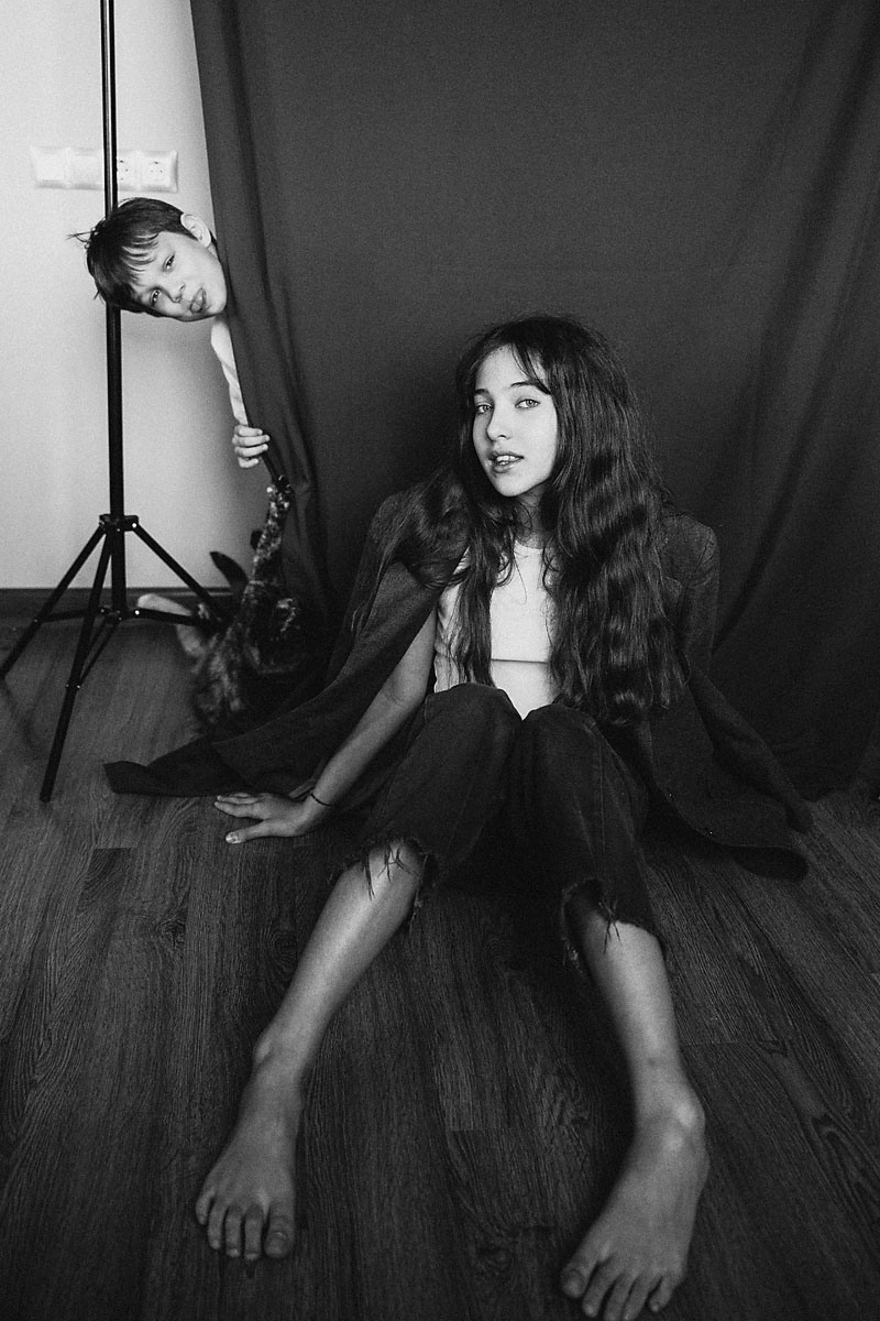 братик и сестра на фотосессии дома у себя