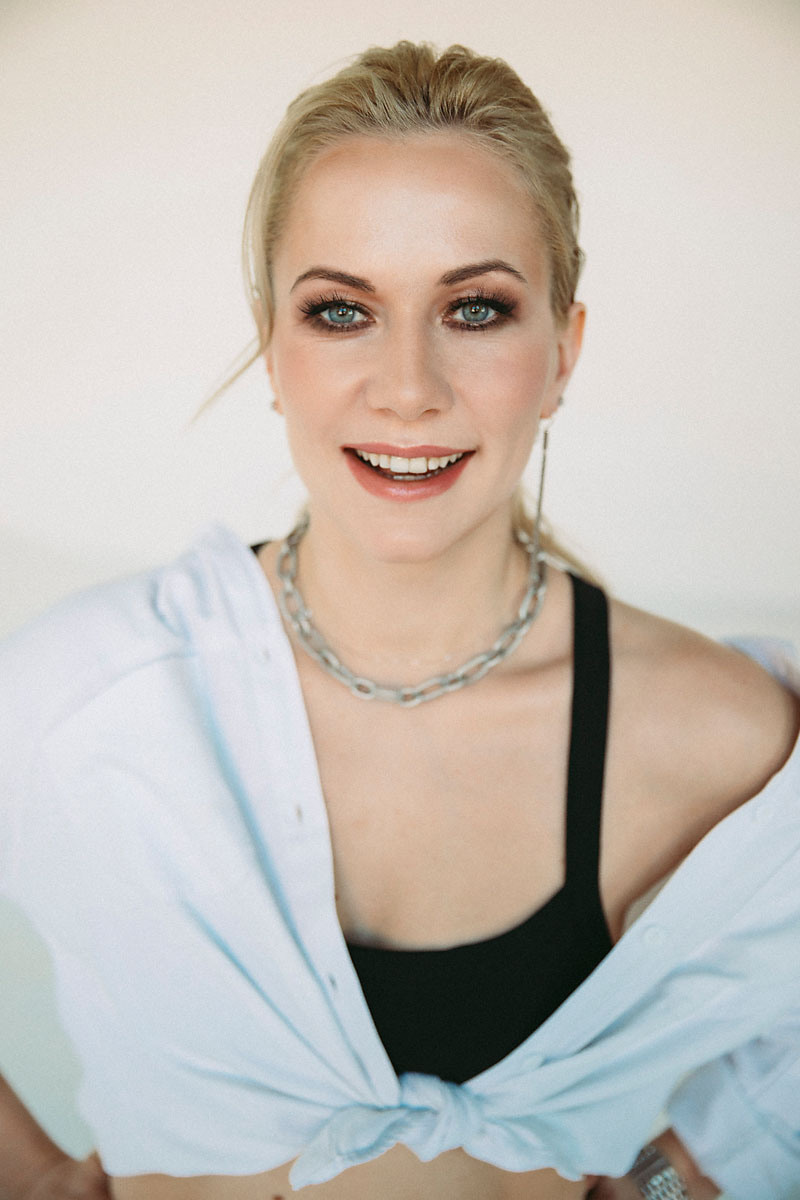 Фотосессия молодой красивой девушки в студии