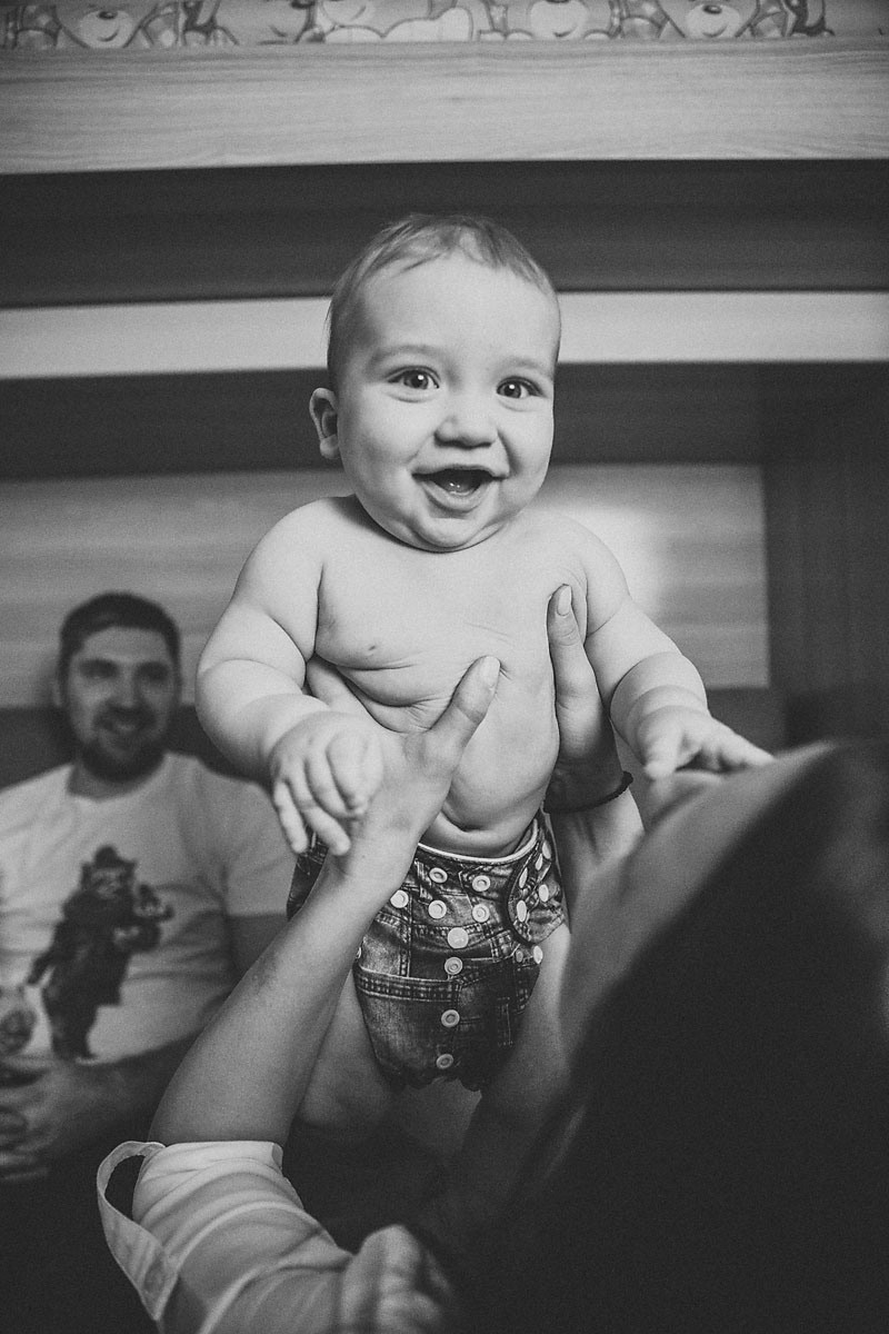 мама играет со своим ребенком дома