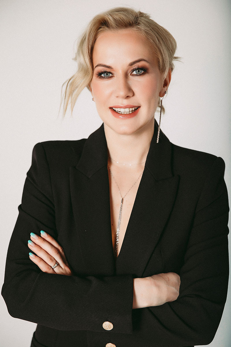 Стильная фотосессия в студии для молодой мамы