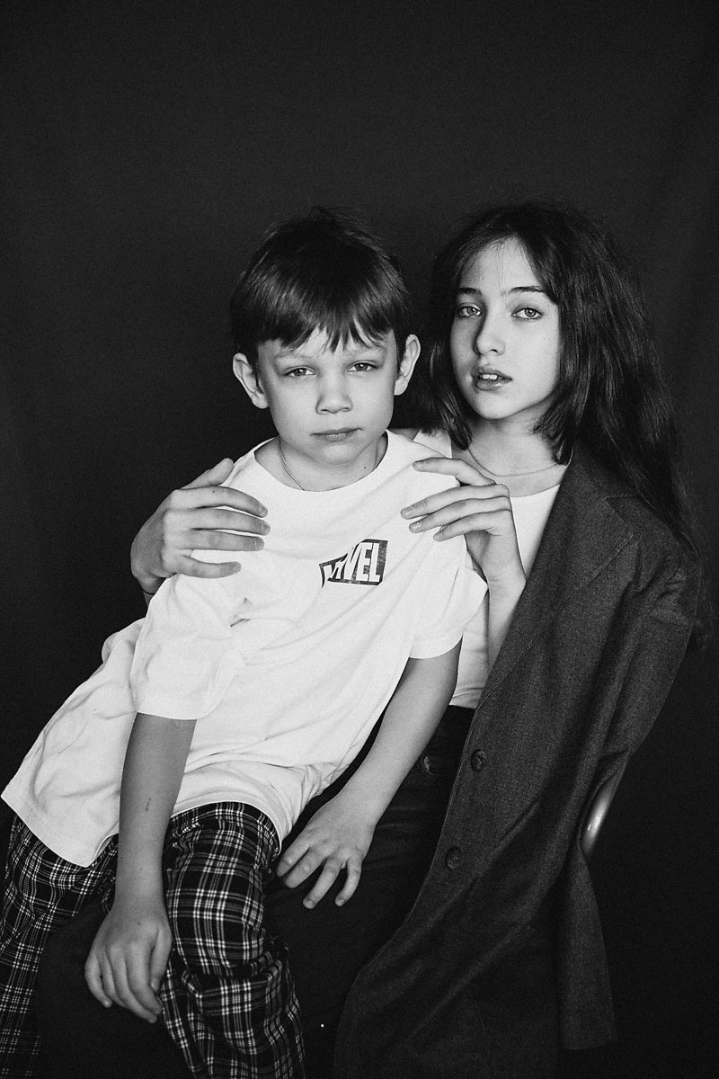 сестра обнимает своего младшего брата