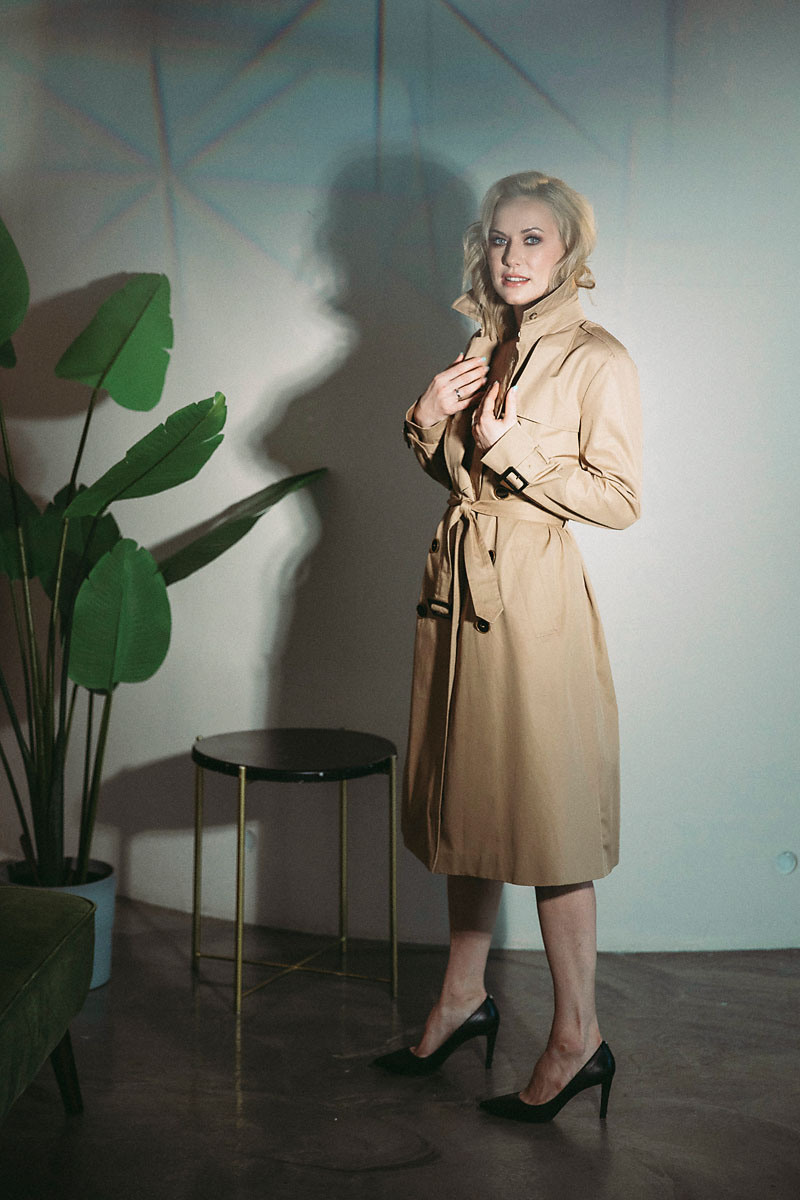 Стильная фотосессия в студии для девушек