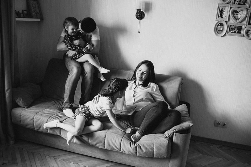 мама с папой играют со своими детками дома в игры