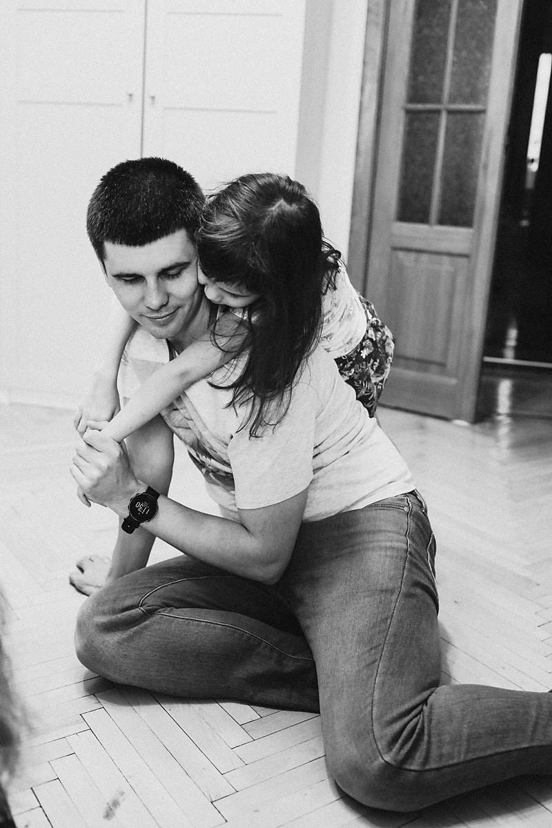 маленькая девочка обнимает своего любимого папу