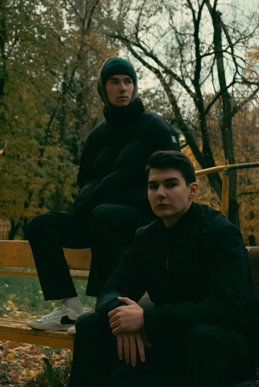 Уличная съемка — Александр и Богдан. Портретный фотограф в Орле. Готовые фото за 3 дня! Помощь в позировании. Советы по организации