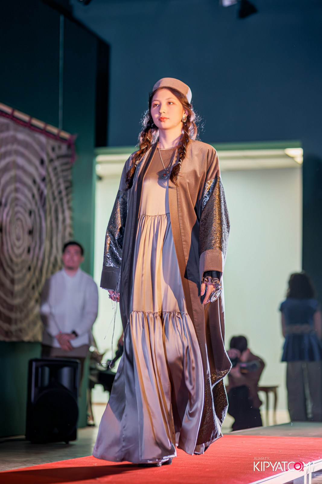 FASHION ПОКАЗ, КАЗАХСКОЙ НАЦИОНАЛЬНОЙ ОДЕЖДЫ. КИПЯТКОМ АЛМАТЫ!