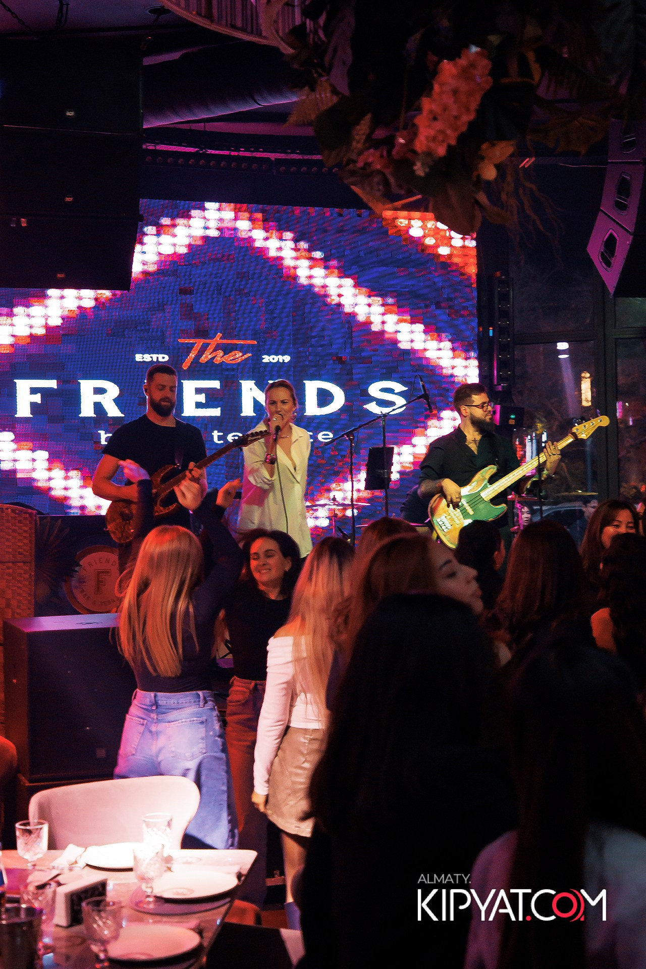 FRIENDS BAR & TERRACE. КИПЯТКОМ АЛМАТЫ! Фотосъемка мероприятий в Алматы
