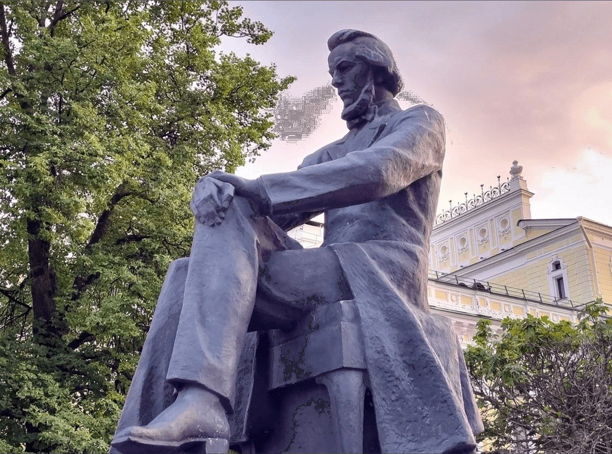 памятник Николаю Добролюбову на Театральной площади