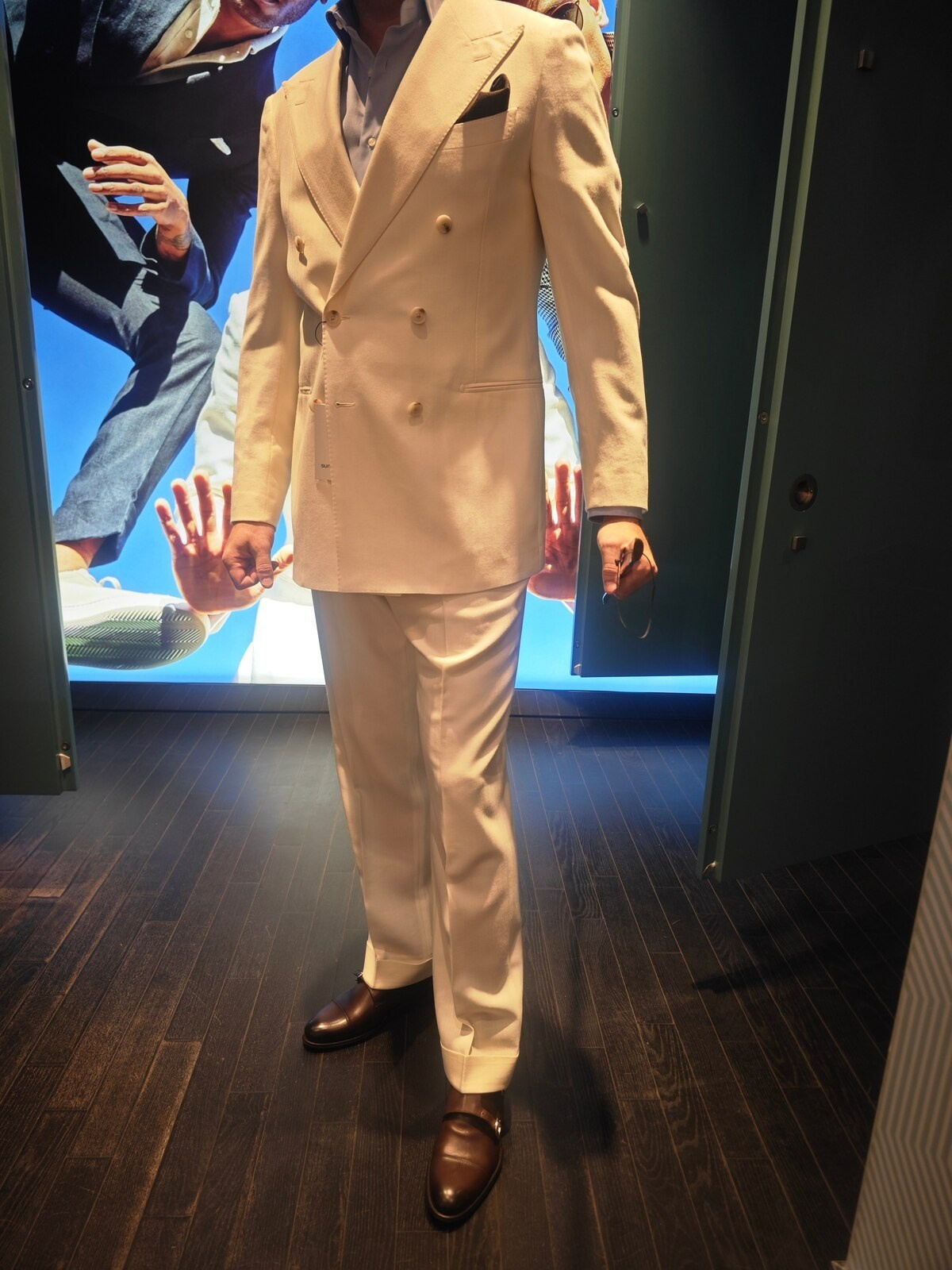 Белый двубортный костюм для вечеринки в ресторане