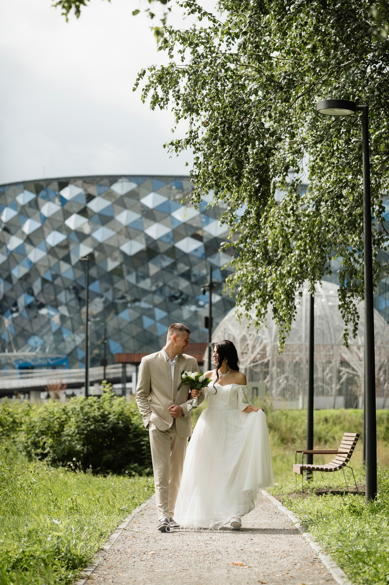 Свадебная фотосессия O&A в Парк-Арена у нового ледового дворца. Свадебный, семейный и event фотограф в Новосибирске и Новосибирской области Саша Кё