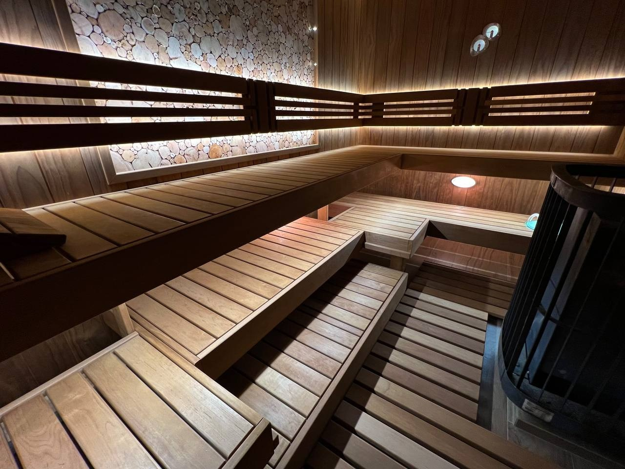 Парная в Небе. Полностью выполнена из термоольхи с интеграцией массивных можжевеловых панно, оптоволокна и подвижных элементов полков. SaunaTopMasters