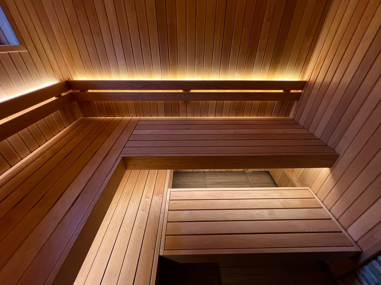 Две симметричные парные в Зеленогорске: ольха софтлайн и каменка Везувий в противопожарном углу из сланца. SaunaTopMasters