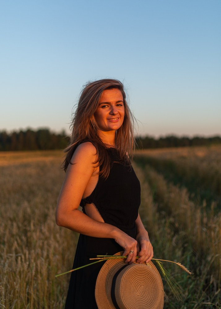 Поле, закат и наши улыбки. Фотограф Мария Ковкова