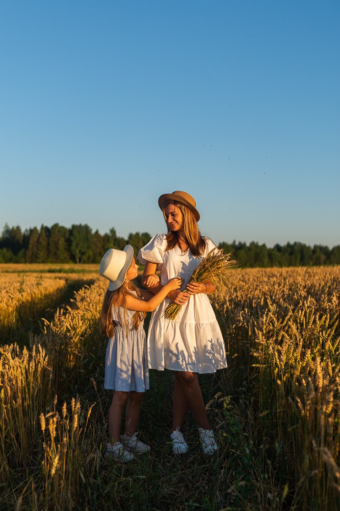 Поле, закат и наши улыбки. Фотограф Мария Ковкова