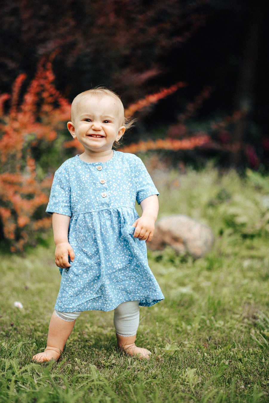 Коля, Ксюша, Саша, Андрей, Кира и бабушки | на даче