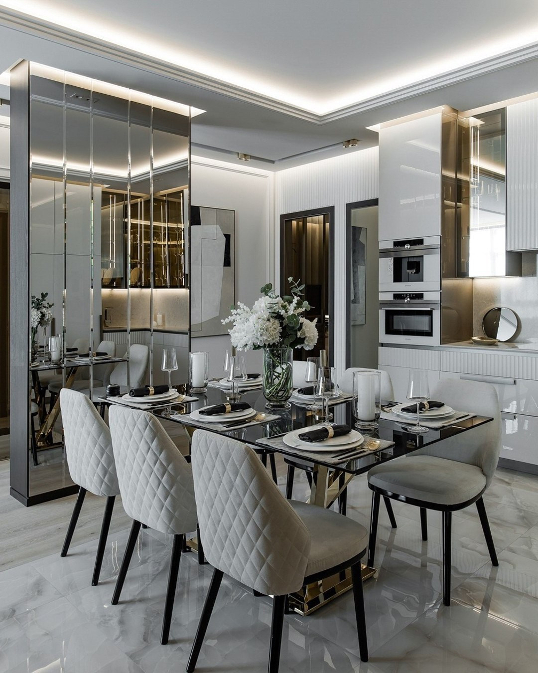 Кухня с зеркальной стеной и декоративным освещением — проект Валерии Котович