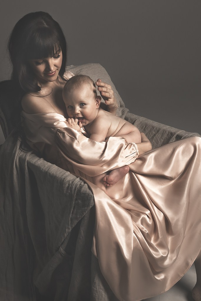 фотосессия матери и ребенка, фотосессия материнства в Тамбове, фотосъемка в стиле минимализм и без одежды матери и ребенка в фотостудии, фото мамы и малыша, портрет материнской любви, поцелуй матери, красивое фото матери и ребенка, объятия матери, мамины руки на фото, фотография красивой женщины с ребенком на руках, фотосессия семейная в Тамбове, детская и семейная фотосессия , мама и ребенок на темном фоне в фотостудии, ребенок на руках у мамы, красивое платье на фотографии матери и ребенка, красивое материнство