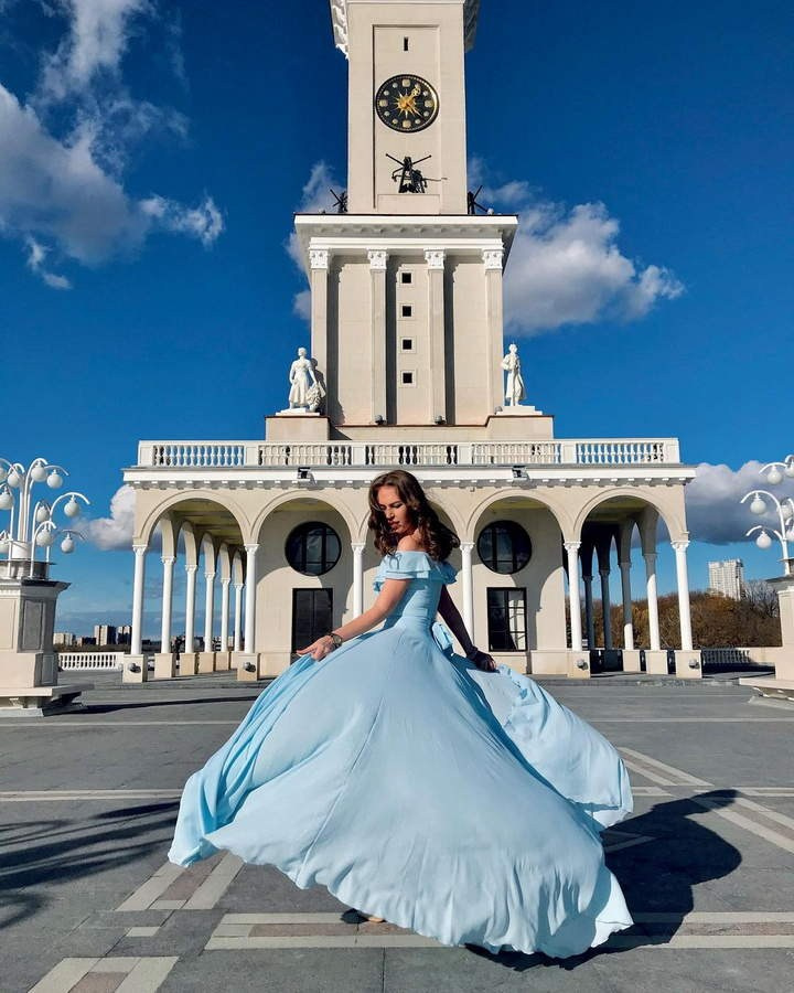 Фотосессия на набережной — закатные кадры у воды с отражениями огней города