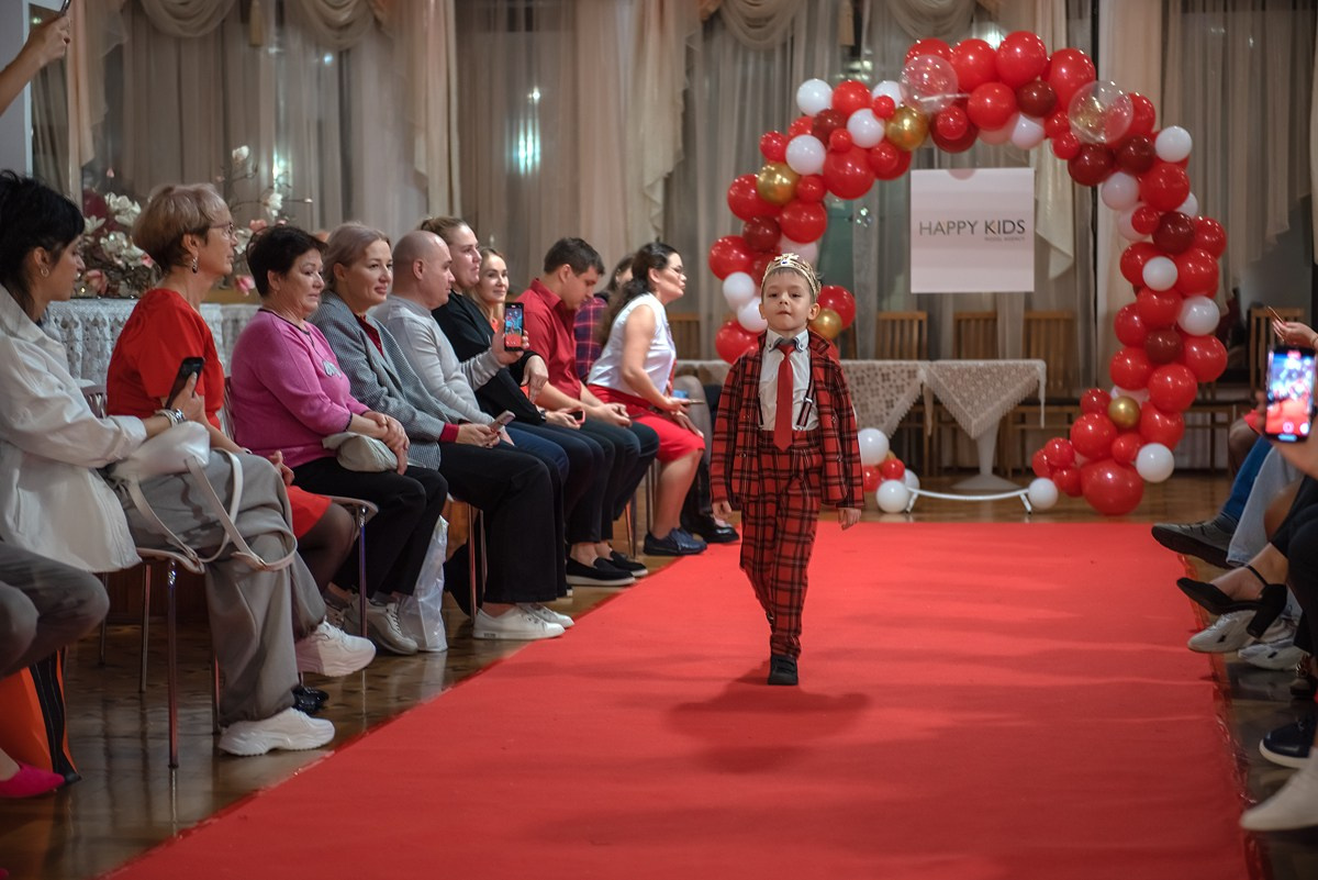 Выпускной в детской школе моделей HAPPYkids 2024. Семейный и коммерческий фотограф в Сочи Александр Бодунов