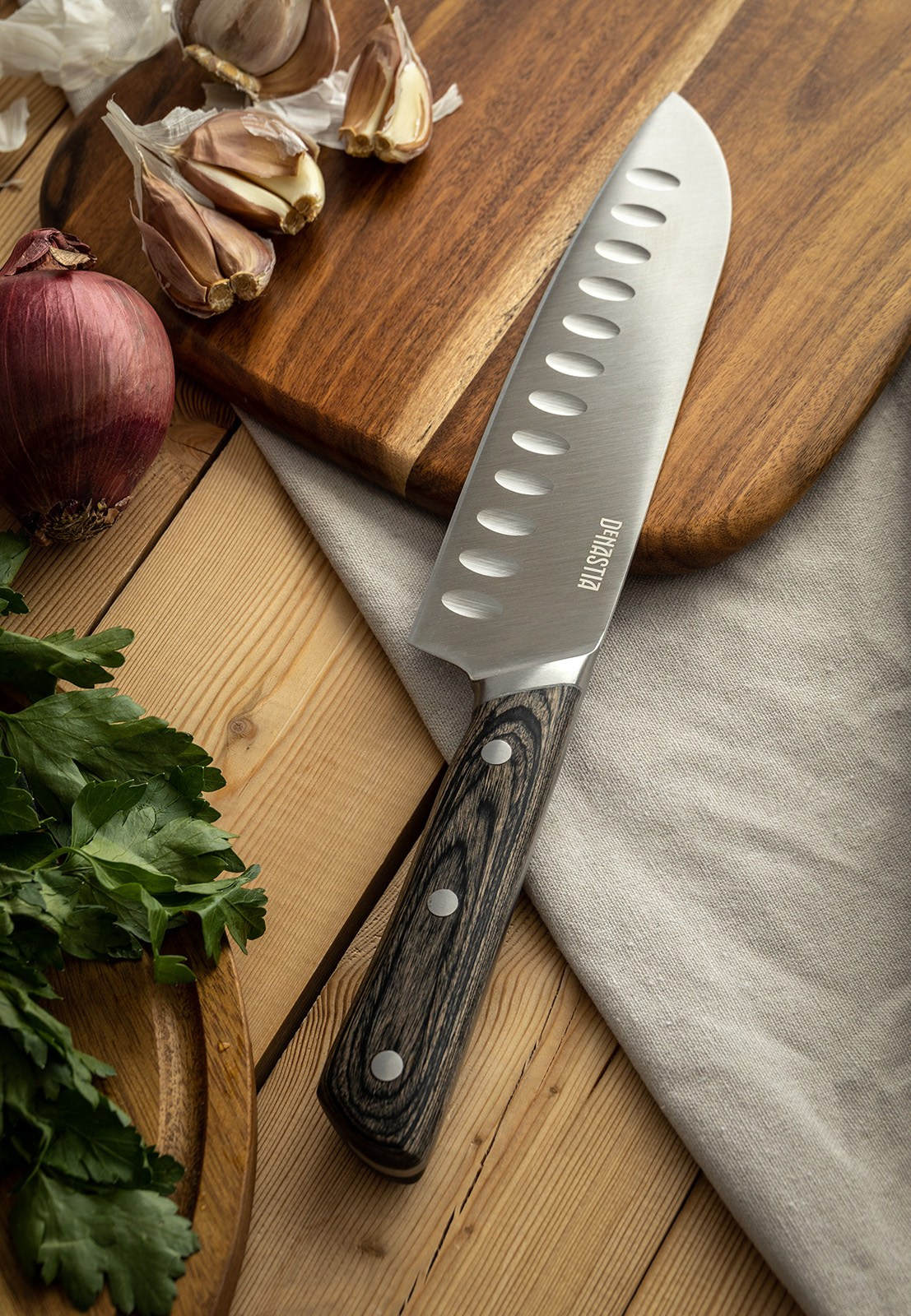 Крупный план ножа сантоку после заточки | Детальная съемка для сайта