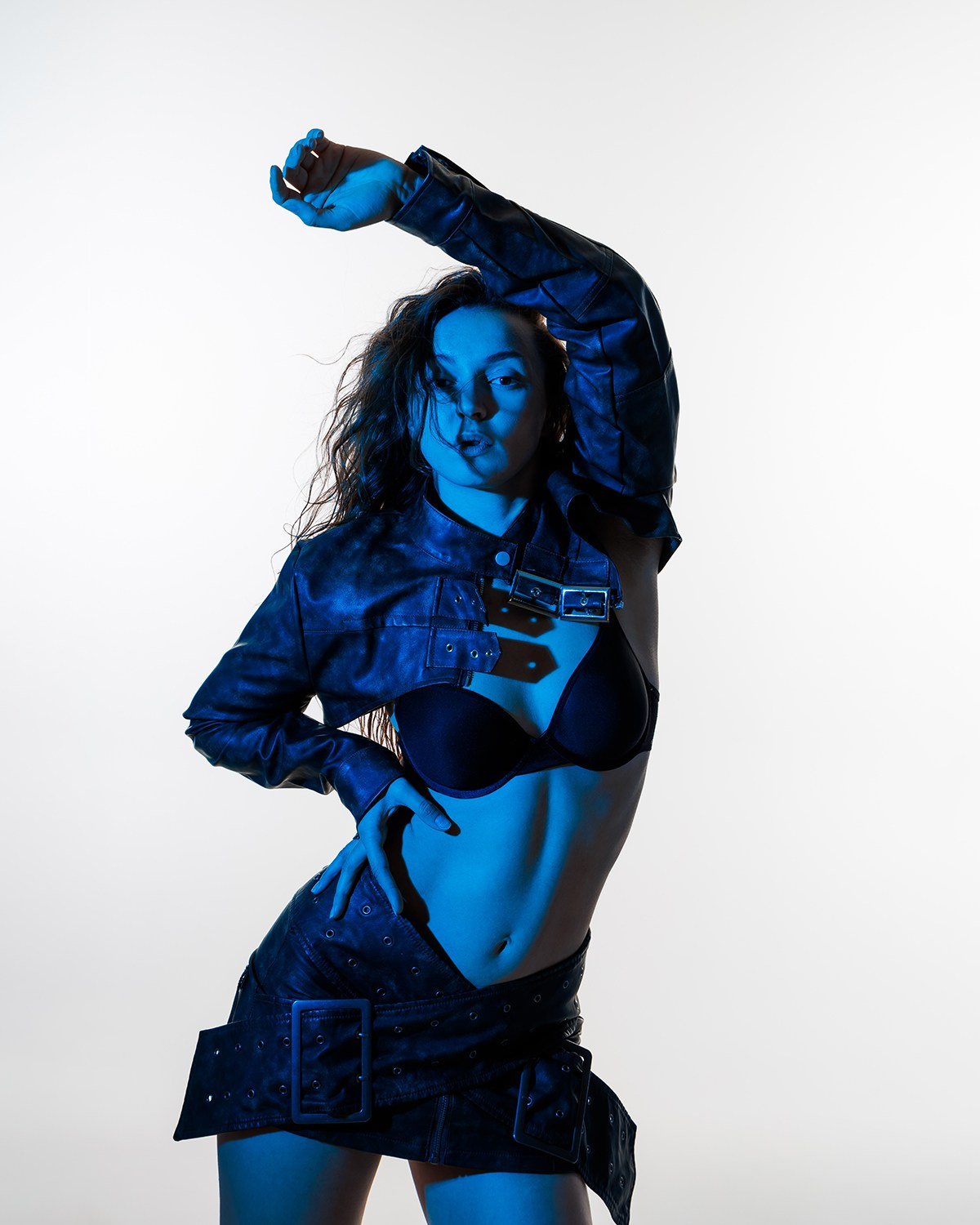 Танцовщица в синем свете, художественный портрет с цветным освещением