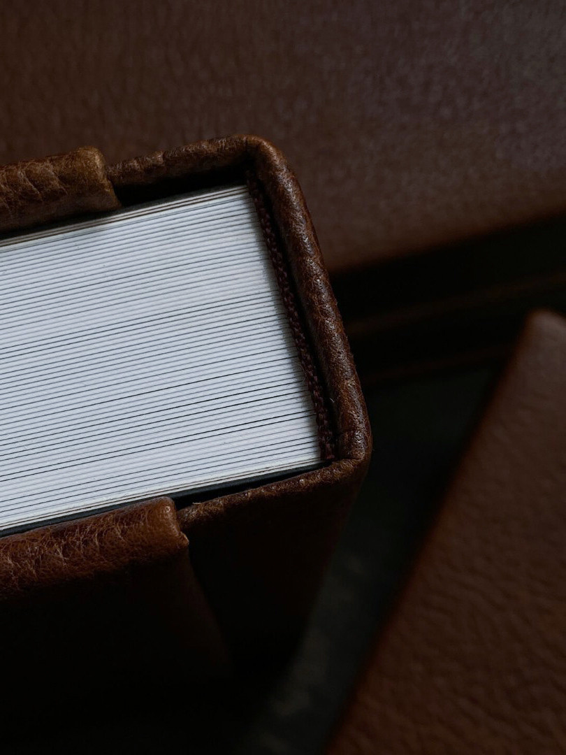 Кожаная обложка металлической вставкой. Свадебный фотограф в Краснодаре Алексей Кудинов