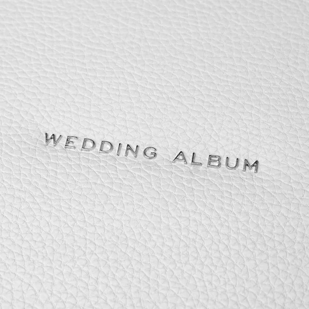 Кожаная обложка металлической вставкой. Свадебный фотограф в Краснодаре Алексей Кудинов