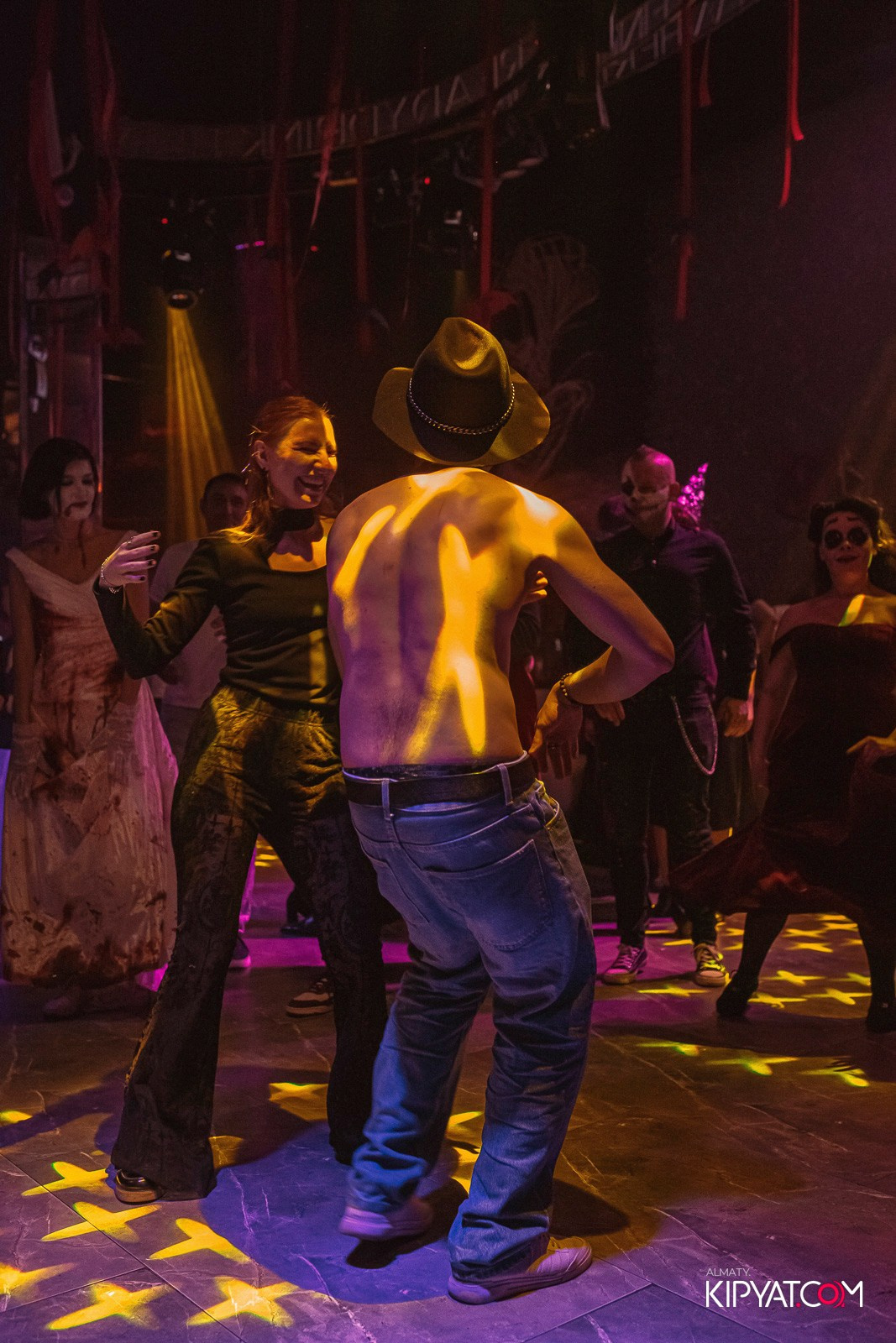 БАЛ НЕЧИСТИ В HIT RETRO. КИПЯТКОМ АЛМАТЫ!