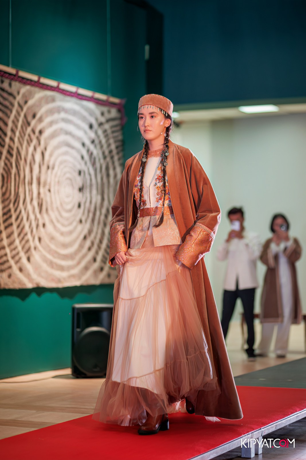 FASHION ПОКАЗ, КАЗАХСКОЙ НАЦИОНАЛЬНОЙ ОДЕЖДЫ. КИПЯТКОМ АЛМАТЫ!