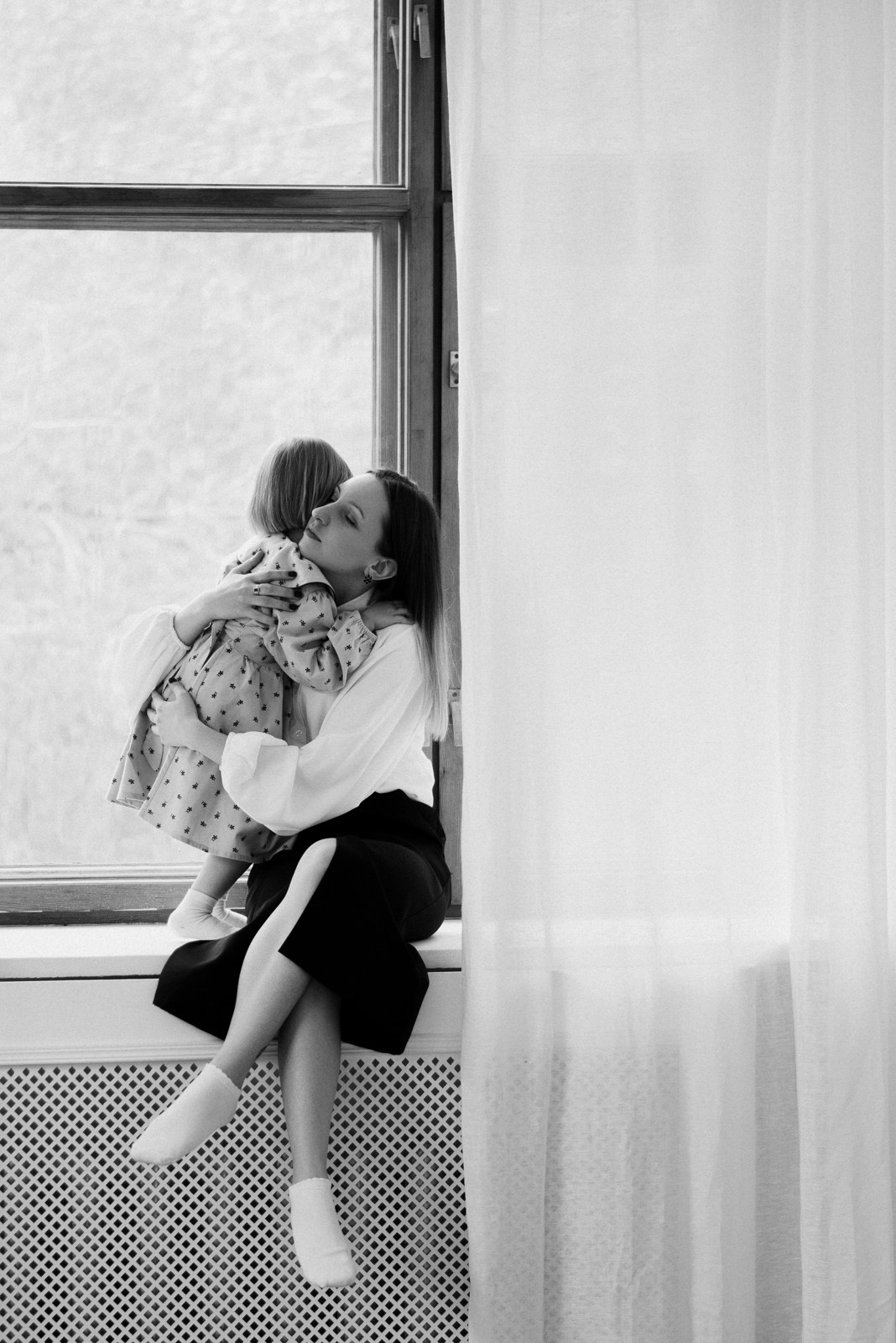 Искренняя семейная фотосессия в студии: уютные моменты и живые эмоции